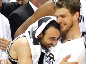 Manu Ginobili e Tiago Splitter comemoração NBA campeão (Foto: Reuters)