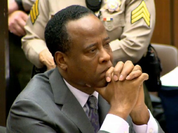 Conrad Murray escuta a sentença de quatro de prisão (Foto: Reuters)