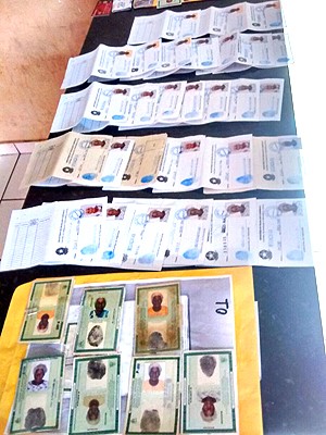 Com a quadrilha, foram apreendidos documentos falsos e cartões (Foto: Divulgação/SSP-MA)