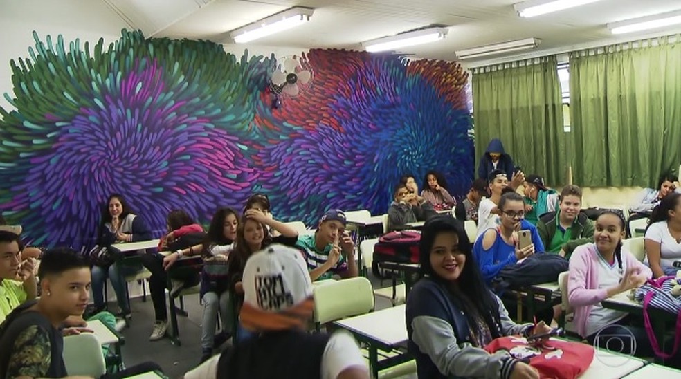 Salas foram coloridas pela tinta de grafiteiros em Guarulhos (Foto: Reprodução/TVGlobo)