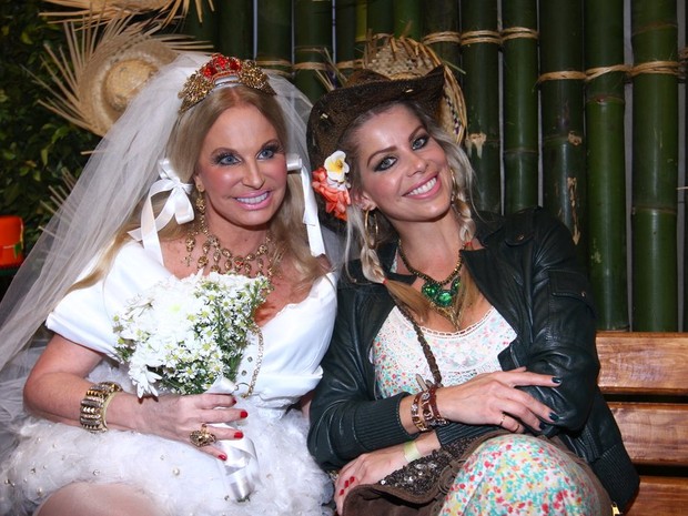 Brunete Fraccaroli e Karina Bacchi em festa junina em São Paulo (Foto: Leo Franco/ Ag. News)