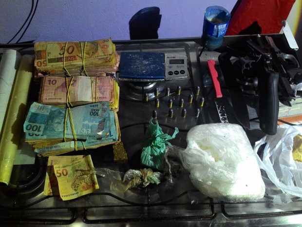 Dinheiro, drogas e armas achadas com adolescente de 16 anos detido por tráfico de drogas na noite desta segunda-feira (11) no DF (Foto: Polícia Militar/Divulgação) Dinheiro, drogas e armas achadas com adolescente de 16 anos detido por tráfico de drogas na noite desta segunda-feira (11) no DF (Foto: Polícia Militar/Divulgação)