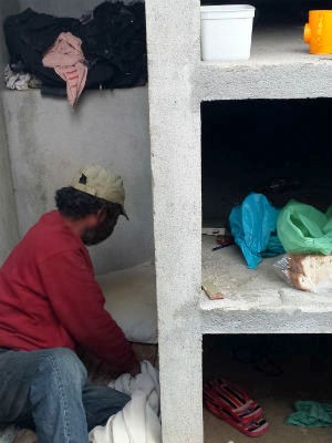 Bahia conta que deixou a certidão de nascimento com um padre, para não perder, mas os outros pertences ficam no túmulo. (Foto: Alana Fonseca/G1 PR)