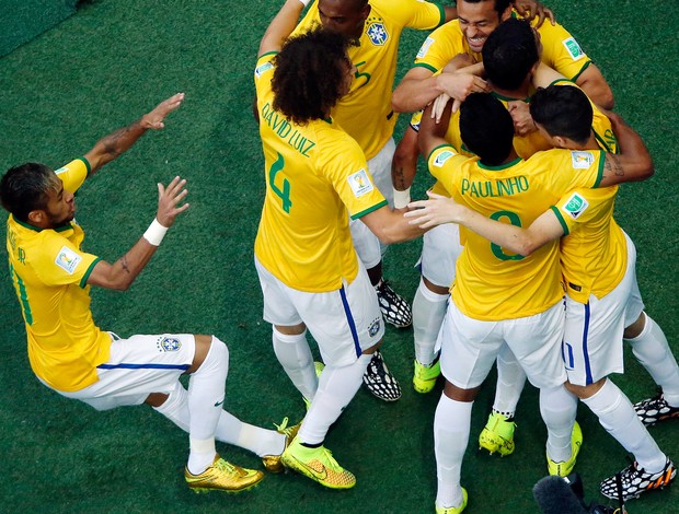 neymar caindo brasil x colombia