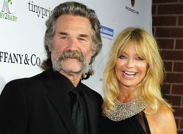 Goldie Hawn, de 69 anos, e Kurt Russell, de 63, estão juntos desde 1983. A atriz já disse certa vez: "Temos sido perfeitos sem casar. Já me sinto leal, e não é disso que se trata um casamento?". Fofos! (Foto: Getty Images)