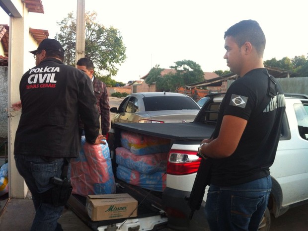 Grande quandidade de fraudas encontradas na casa de um suspeito em Curral de Dentro (Foto: Michelly Oda/G1)