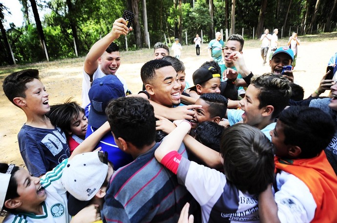 Gabriel visita campo onde começou