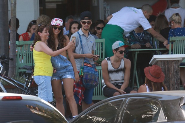 Bruna Marquezine anda de skate com amigos (Foto: Wallace Barbosa/AgNews)
