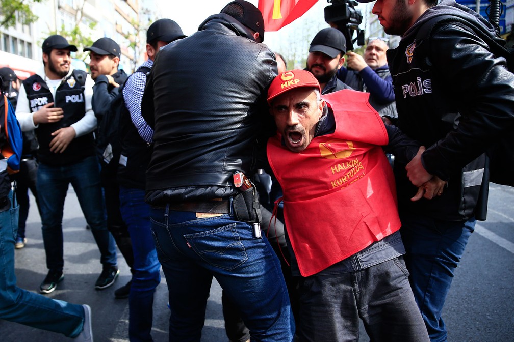 Polícia detém manifestante em marcha do Dia do Trabalho em Istambul, na Turquia, nesta segunda-feira, dia 1º de maio de 2017 (Foto: Lefteris Pitarakis/AP)