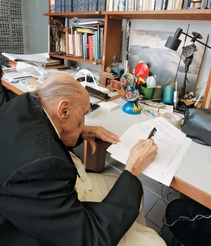 VIDA ATIVA Oscar Niemeyer em seu escritório em 2010. Mesmo sem trabalhar a pleno vapor, ele continuou assinando contratos (Foto: Divulgação )