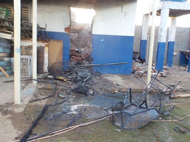Incêndio atingiu parte de unidade escolar na madrugada deste sábado (Foto: blogbraga/Repórter Paiva)