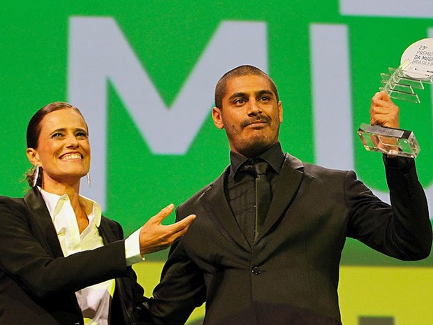 Criolo recebe troféu durante o 23º Prêmio da Música Brasileira, na noite desta quarta- feira (13), no Theatro Municipal do Rio de Janeiro (Foto: Wagner Meier / G1)