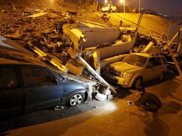 Carros presos em escombros após terremoto de magnitude 8,2 atingir o Chile na noite de terça-feira (1º). (Foto: Ivan Alvarado / Reuters)