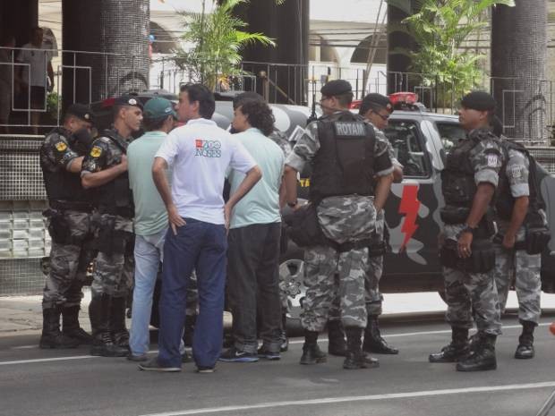 Policiais da Rotam negociaram liberação da via. Belém (Foto: Thais Rezende/ G1) Policiais da Rotam negociaram liberação da via. Belém (Foto: Thais Rezende/ G1)