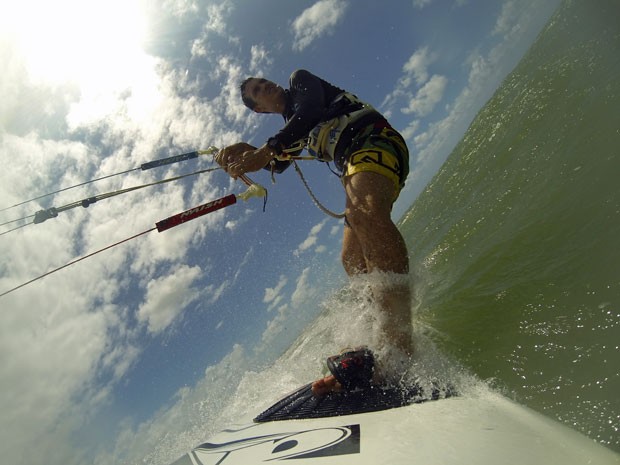 Para os aventureiros, o kitefurfe é uma das opções das praias da Ilha de Itamaracá. Windsurfe, stand up e canoagem também podem ser praticados no Litoral Norte (Foto: Bruno Fontes / TV Globo)