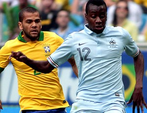 Matuidi frança daniel alves brasil amistoso arena do grêmio (Foto: Agência EFE)