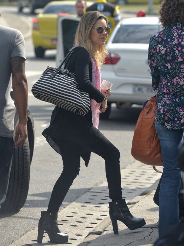 Muitas Selfies Sandy Atende F S Ao Chegar A Aeroporto No Rio Quem