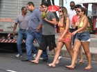 Babi Rossi posa de biquíni de babadinho com amiga no Rio