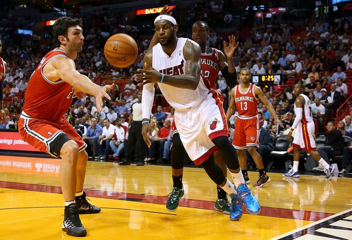 LeBron James Miami Heat Milwaukke Bucks NBA 2013/14 (Foto: Getty Images)