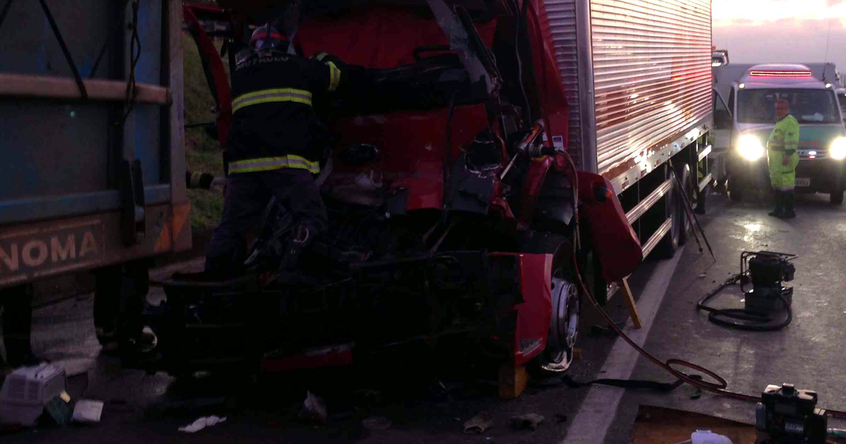 G1 Motorista de caminhão morre em acidente na Castello Branco em Itu