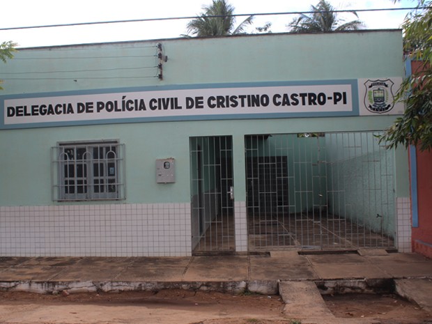 Delegacia de Cristino Castro só é aberta uma vez por semana  (Foto: Patrícia Andrade/G1)