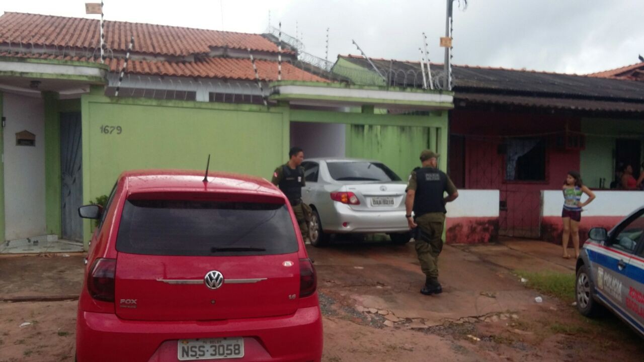 G1 Dupla invade casa faz reféns e rouba dinheiro e até comida em