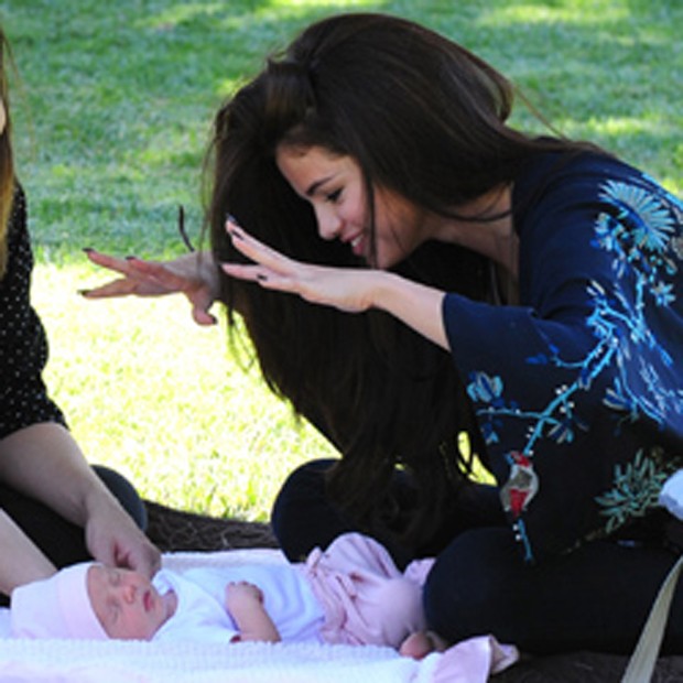 Selena Gomez brinca com a irmãzinha (Foto: Grosby Group)