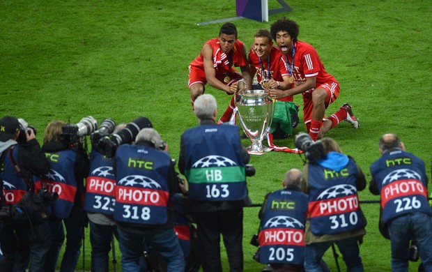 Dante Rafinha Luiz Guastavo Bayern de Munique Campeão (Foto: AFP)