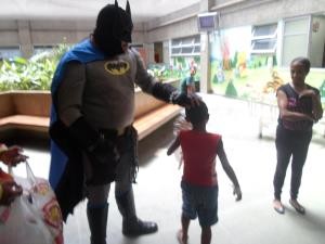 O 'Batman do Capão Redondo' tem um grupo que faz trabalho social no bairro (Foto: Divulgação/Loucos pela Paz)