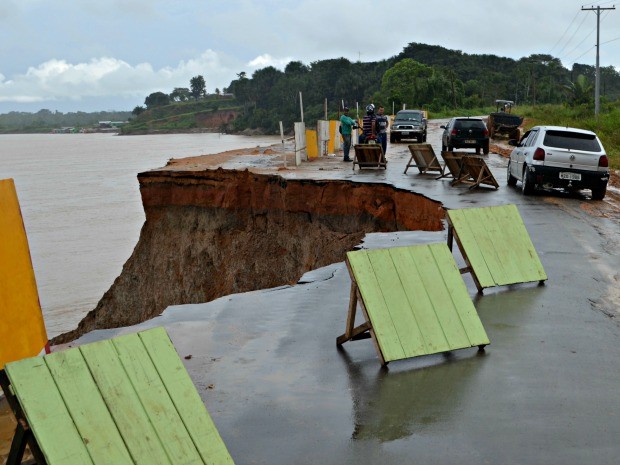 Erosão avança às marges de estrada que dá acesso a Rodrigues Alves (Foto: Adelcimar Carvalho)