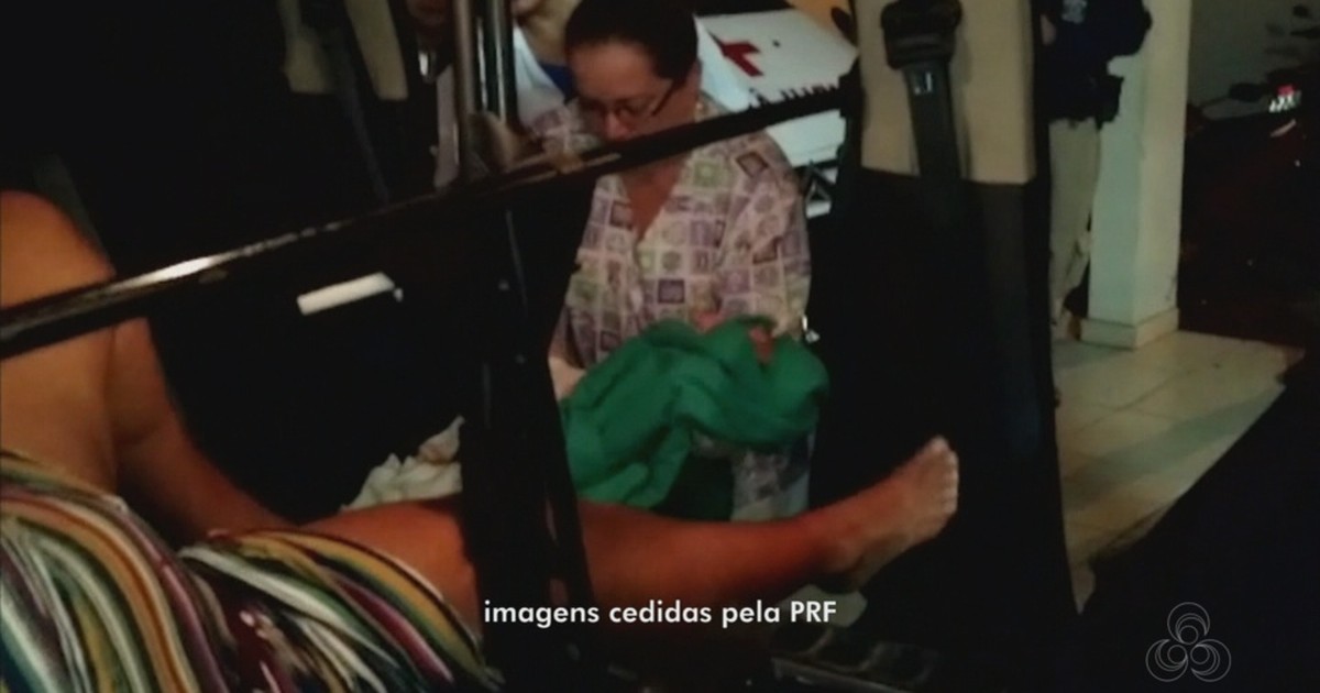 G1 - Jovem dá à luz dentro de carro da PRF a caminho da ... - Globo.com