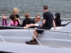 Brad Pitt e Angelina Jolie aproveitam passeio de iate com os filhos
