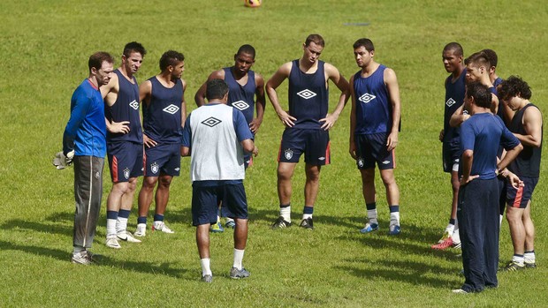 Técnico Flávio Araújo testou o time titular com três zagueiros (Foto: Tarso Sarraf/O Liberal)