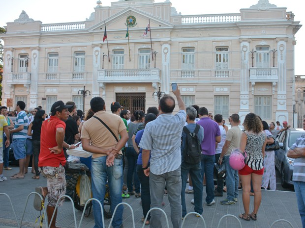 Professores fizeram ato público em frente ao Palácio da Redenção, sede do Governo Estadual (Foto: Walter Paparazzo/G1)