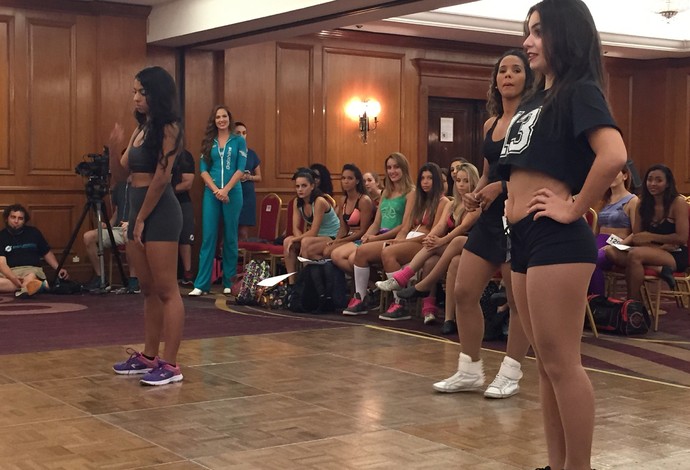 Meninas se apresentam ao staff do time da NFL (Foto: Gabriel Fricke)