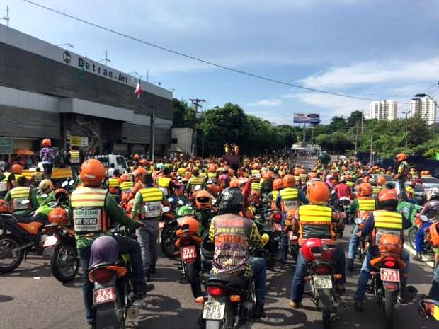 Grupo ocupa avenida em frente ao Detran-AM (Foto: Diego Toledano/G1 AM)