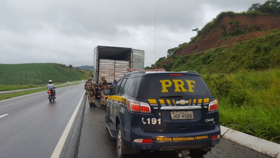 Apreensão do material aconteceu no quilômetro 98 da BR-101 (Foto: Polícia Rodoviária Federal/Divulgação)