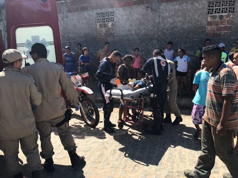 Criança soltou a mão da mãe, atravessou rua e foi atropelado por motociclista em João Pessoa (Foto: Walter Paparazzo/G1)