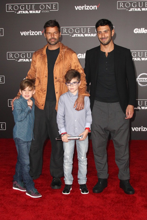 Ricky Martin com os filhos e o namorado (Foto: TOMMASO BODDI / AFP)