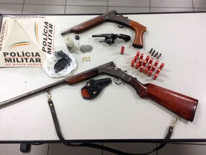 Armas apreendidas em Barroso (Foto: Polícia Militar/Divulgação)
