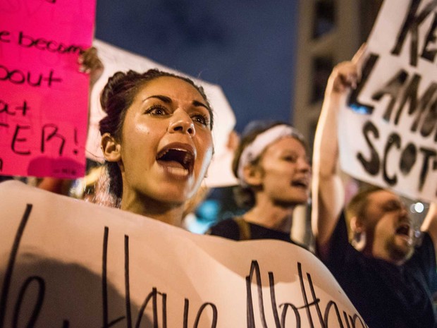 Manifestantes protestam pela terceira noite consecutiva em Charlotte (Foto: Sean Rayford / Getty Images / AFP Photo)