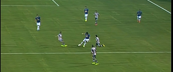 Ricardo Goulart arrisca de longe e marca um golaço (Foto: Reprodução / Sportv)