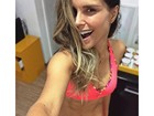 Flávia Viana, de top, mostra barriga trincada após treino de corrida