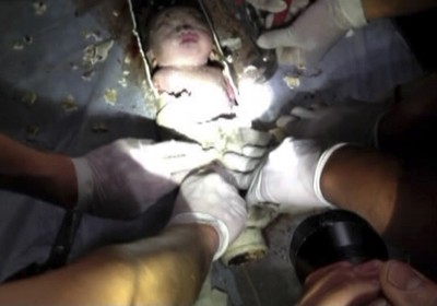 Equipe de resgate retira bebê de dentro de uma tubulação de esgoto na província de Zhejiang, na China (Foto: AP Photo)