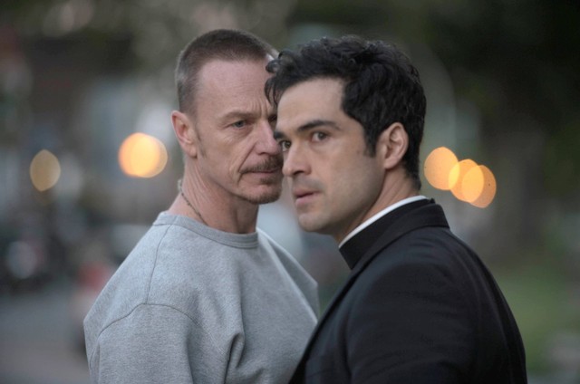 Ben Daniels e Alfonso Herrera em cena de 'O exorcista' (Foto: Reprodução)