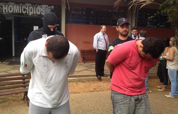 Cadu e comparsa presos pela polícia com carro roubado, em Goiânia (Foto: Paula Resende/G1)