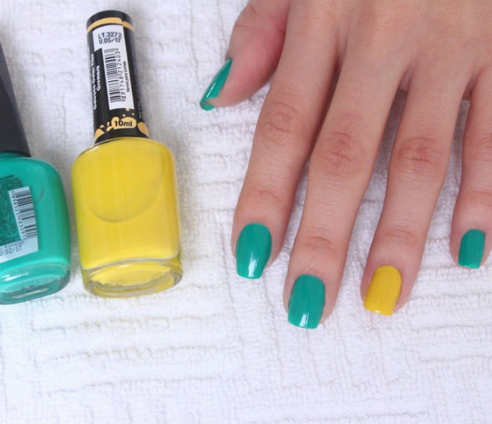Passe duas camadas de esmalte verde nas unhas e duas camadas de esmalte amarelo na unha do dedo anelar (Foto: Arquivo pessoal) Passe duas camadas de esmalte verde nas unhas e duas camadas de esmalte amarelo na unha do dedo anelar (Foto: Arquivo pessoal)