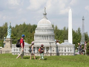 Réplica do Capitólio (sede do Congresso americano) é uma das atrações do parque (Foto: Jens Meyer/AP)