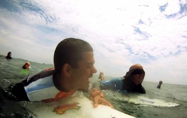 Kelly Slater e o surfista cego Derek Rabelo (Foto: Reprodução/Além da Visão)