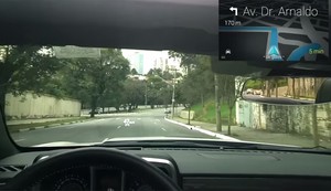 Simulação da visão de um motorista com o Google Glass (Foto: Autoesporte)